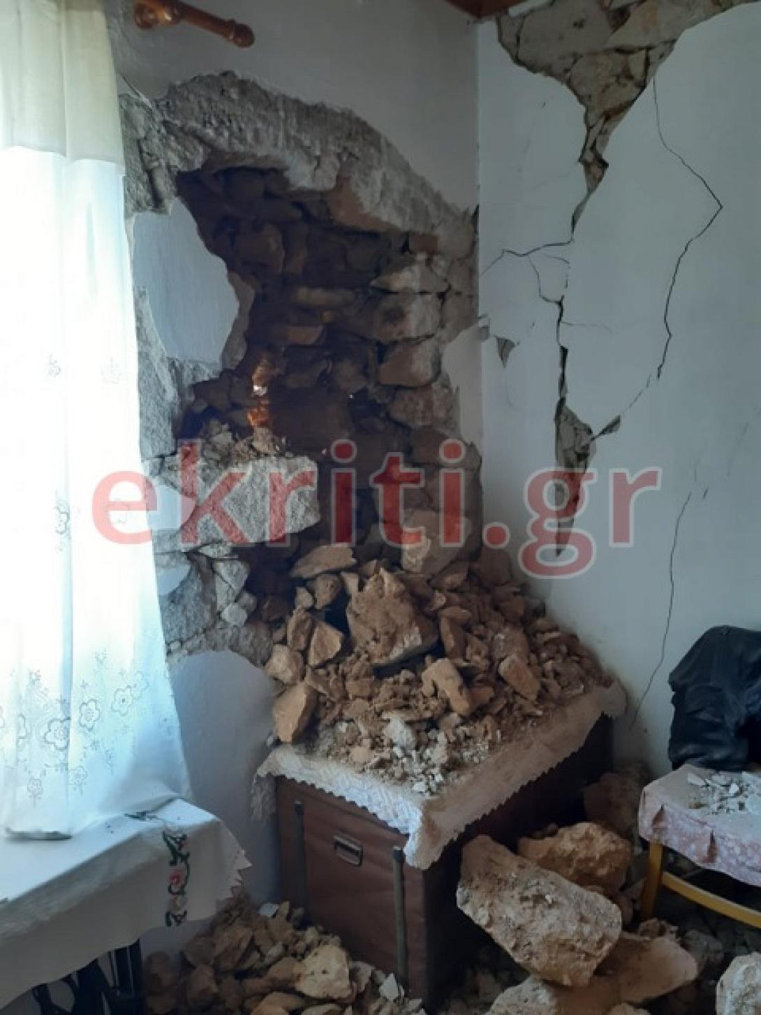 Σπίτι στο χωριό Βόνη μετά τον σεισμό 