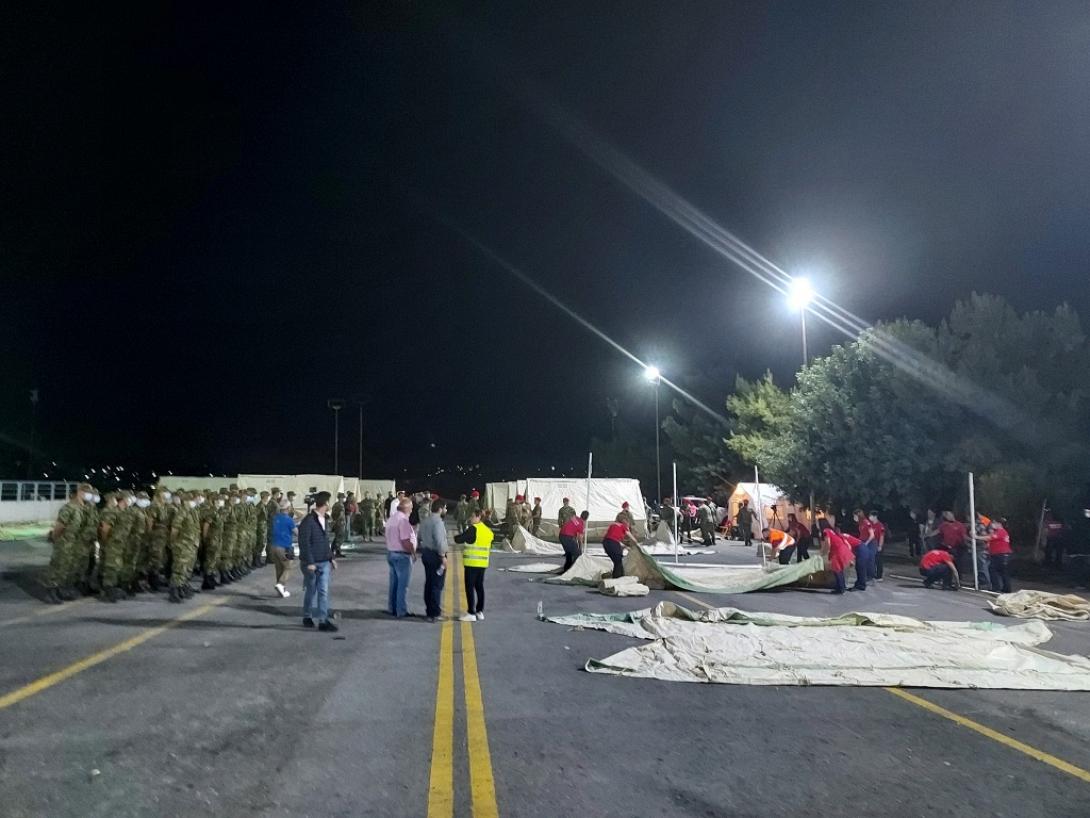 Ο χώρος όπου στήνονται οι σκηνές για τους σεισμόπληκτους.