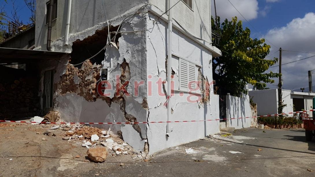 "Λαβωμένο" σπίτι από το σεισμό στο Ρουσοχώρι