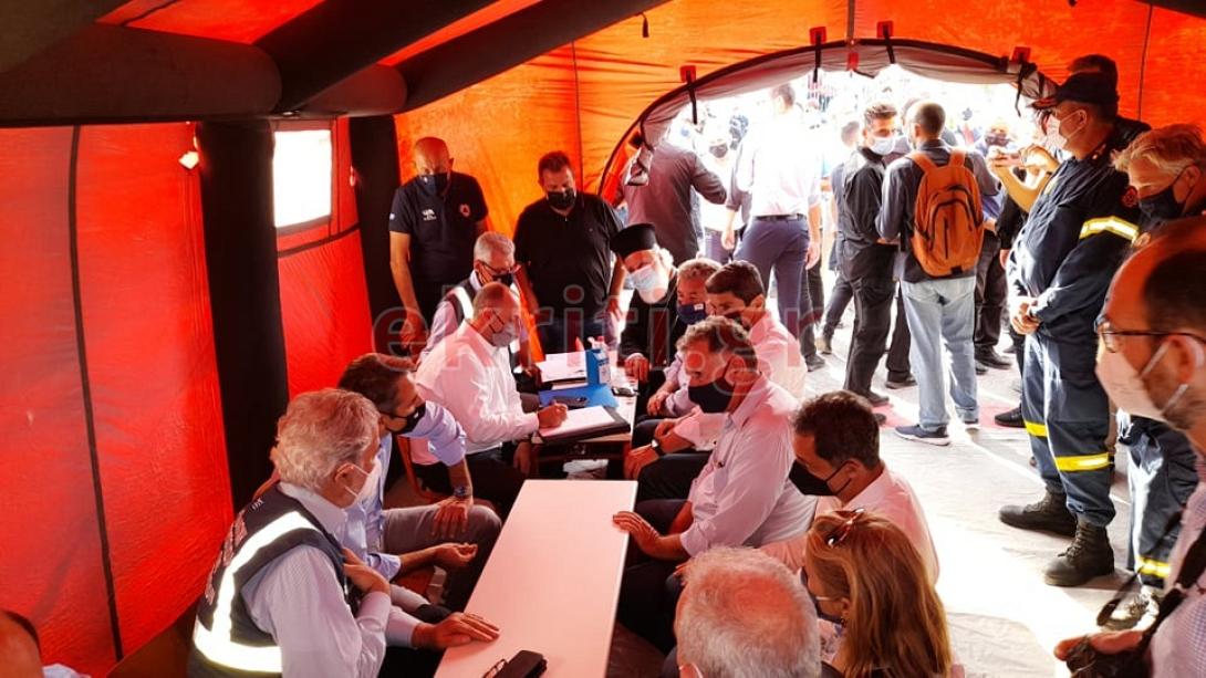 Ο Κυριάκος Μητσοτάκης στο συντονιστικό κέντρο.