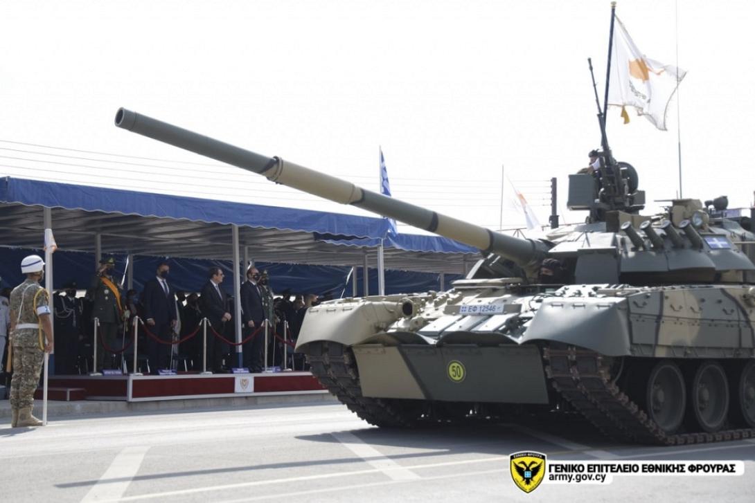 Επιβλητικό το άρμα μάχης T-80U περνά μπροστά από την εξέδρα των επισήμων.