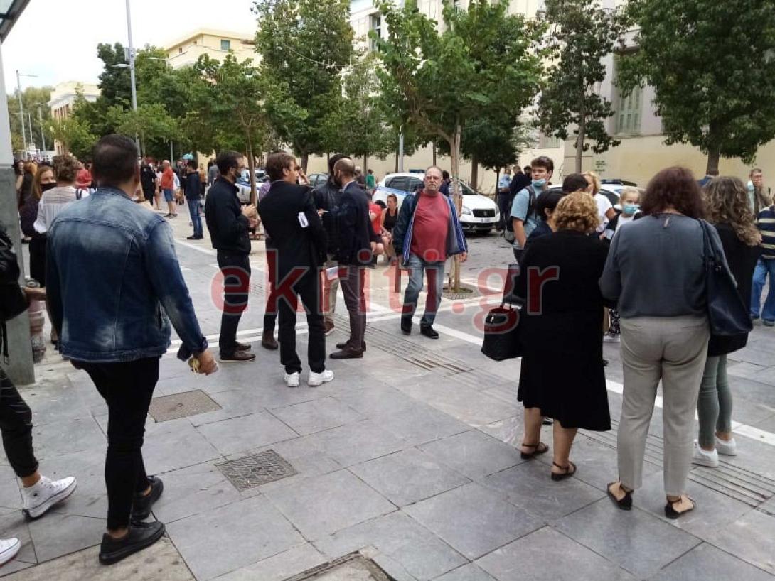 Έντρομοι οι κάτοικοι βγήκαν σε δρόμους και πλατείες