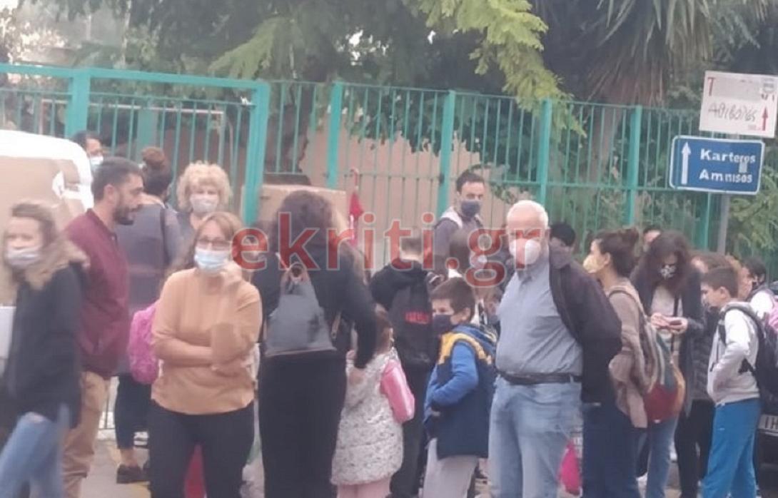 Γονείς και μαθητές έξω από το δημοτικό Σκαλανίου