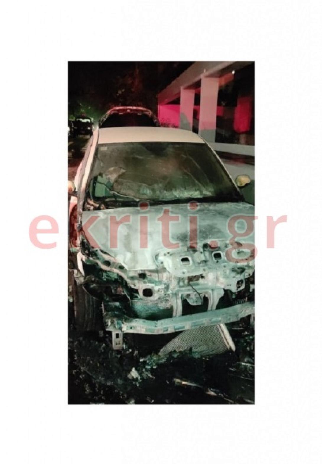 Οι πρώτες εκτιμήσεις αναφέρουν ότι η φωτιά από το ένα όχημα εξαπλώθηκε στο άλλο