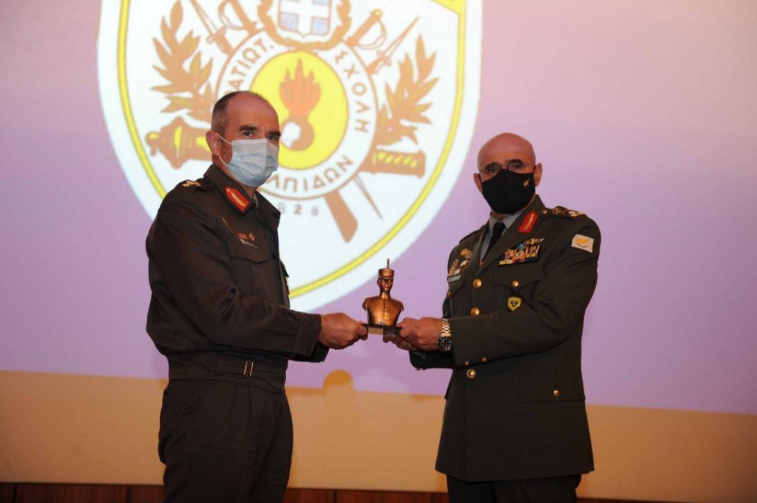 Ο Αρχηγός ΕΦ συναντήθηκε με τον Διοικητή της Σχολής, Υποστράτηγο Κωστίδη Γεώργιο, τον οποίο συνεχάρη για το έργο που επιτελεί η Σχολή. 