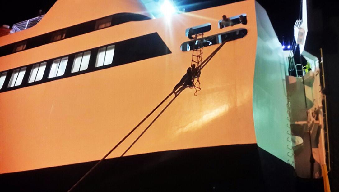 Προσπάθησε να μπει στο πλοίο σκαρφαλώνοντας στον κάβο