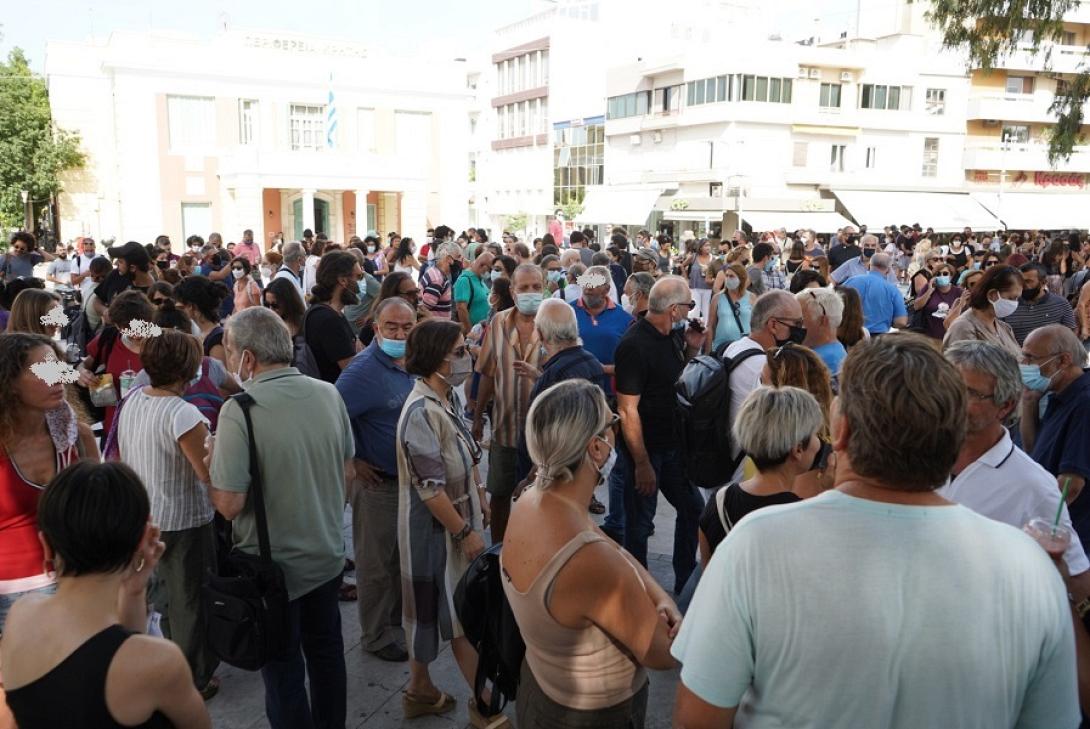 Κόσμος συγκεντρωμένος στην πλατεία Ελευθερίας