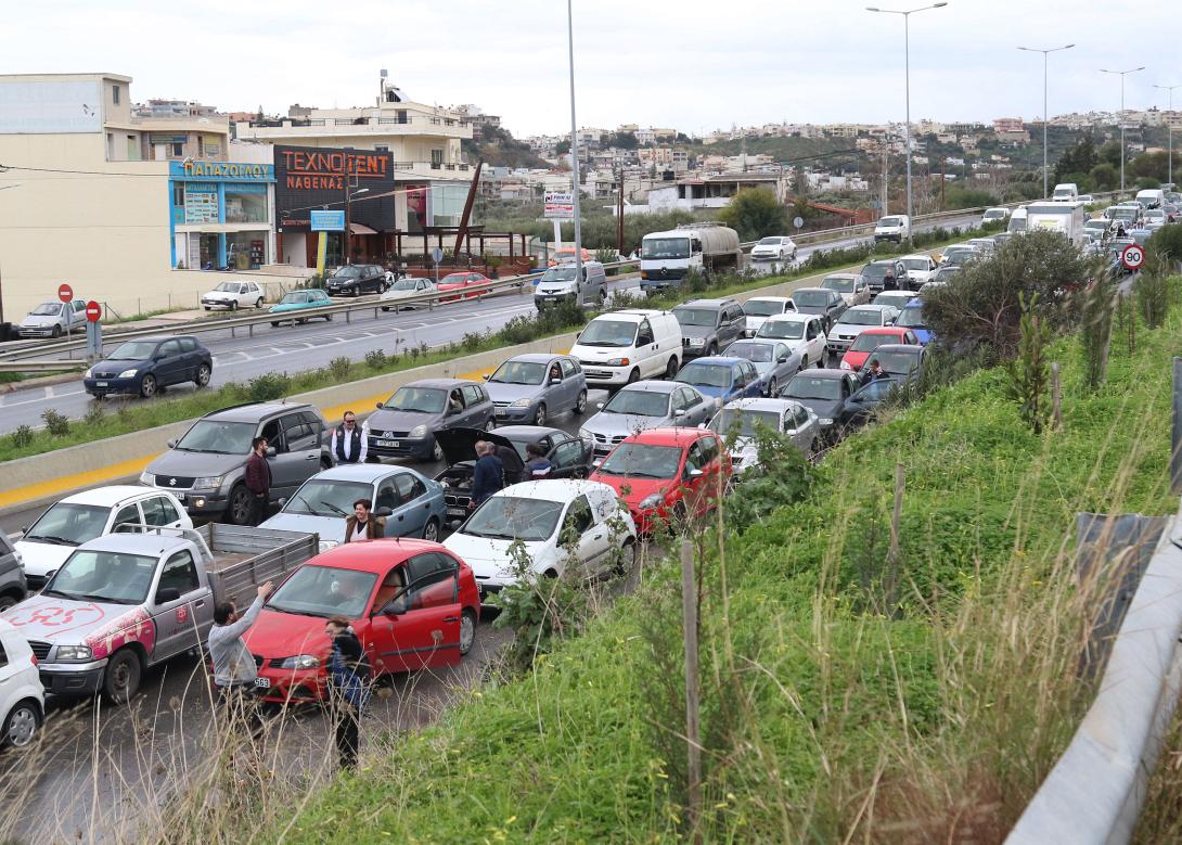 τροχαιο ανατροπη νταλικας.jpg