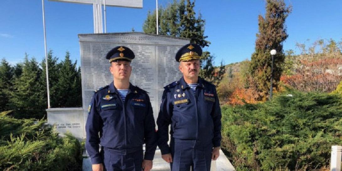 Ρωσική αντιπροσωπεία μπροστά στο μνημείο των πεσόντων στο Ολοκαύτωμα των Πύργων.jpg