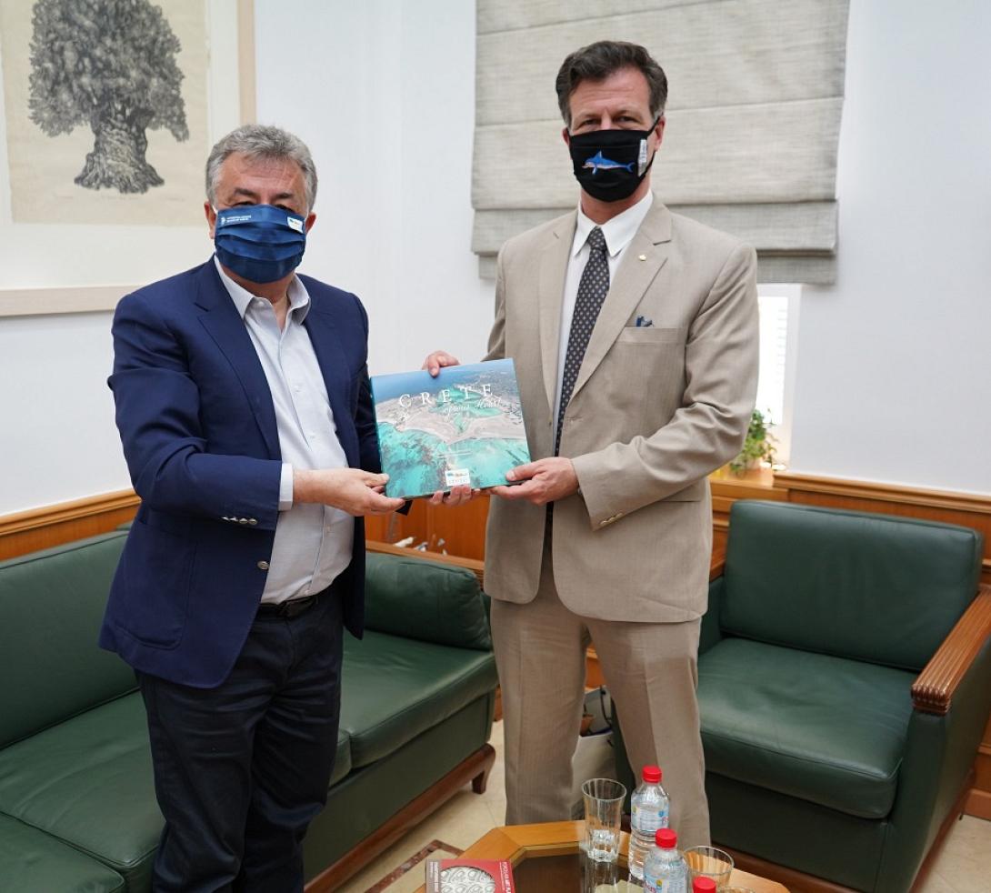 Πρέσβης Καναδά - Αρναουτάκης