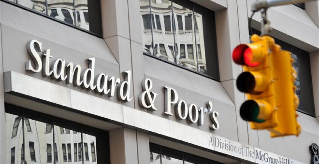 S&amp;P: Αμφισβητεί τους δημοσιονομικούς στόχους του Λονδίνου