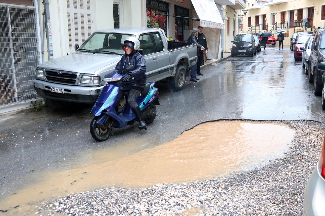 βροχη λακκουβα δρομος.jpg