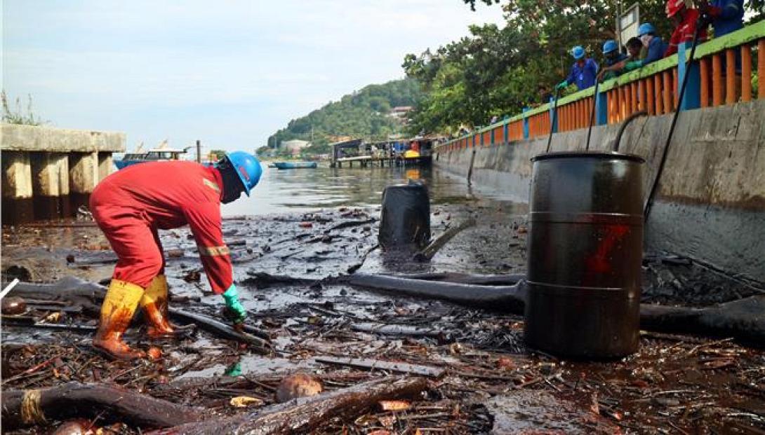 λιμάνι πετρελαιοκηλίδα