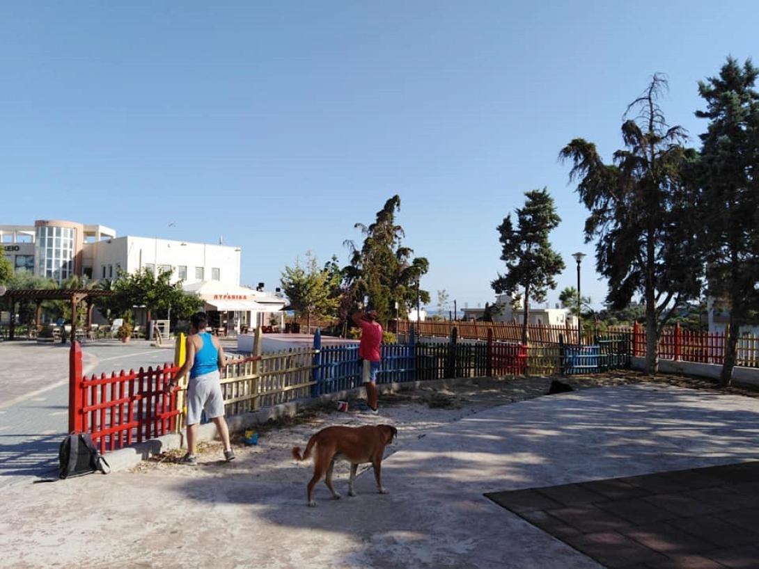 Εργασίες στην παιδική χαρά της Πλατείας Μιχαήλ Κατσαμάνη