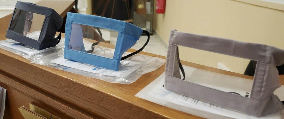 Οι μάσκες διευκολύνουν τους μαθητές και τις μαθήτριες που αντιμετωπίζουν προβλήματα ακοής και ομιλίας.