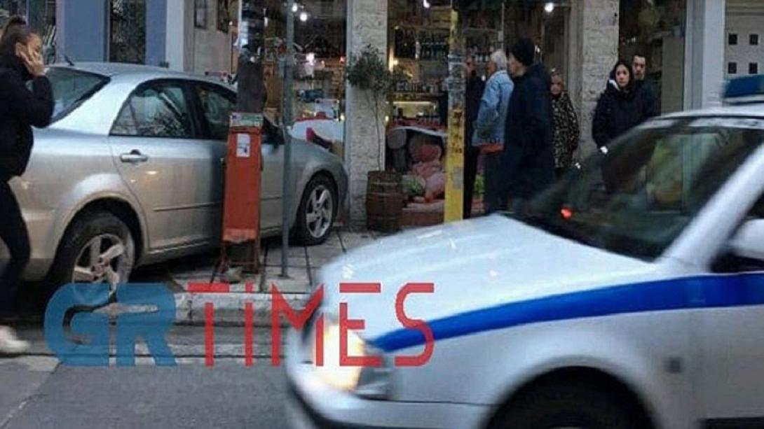 αυτοκίνητο καρφώθηκε σε βιτρινα καταστήματος.jpg
