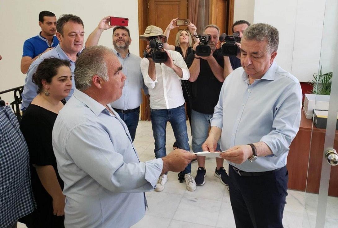 αρναουτάκης, ξενοδοχοϋπάλληλοι