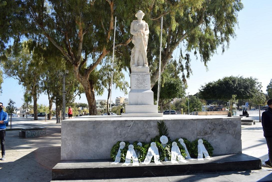 Στεφάνια στο άγαλμα του άγνωστου στρατιώτη