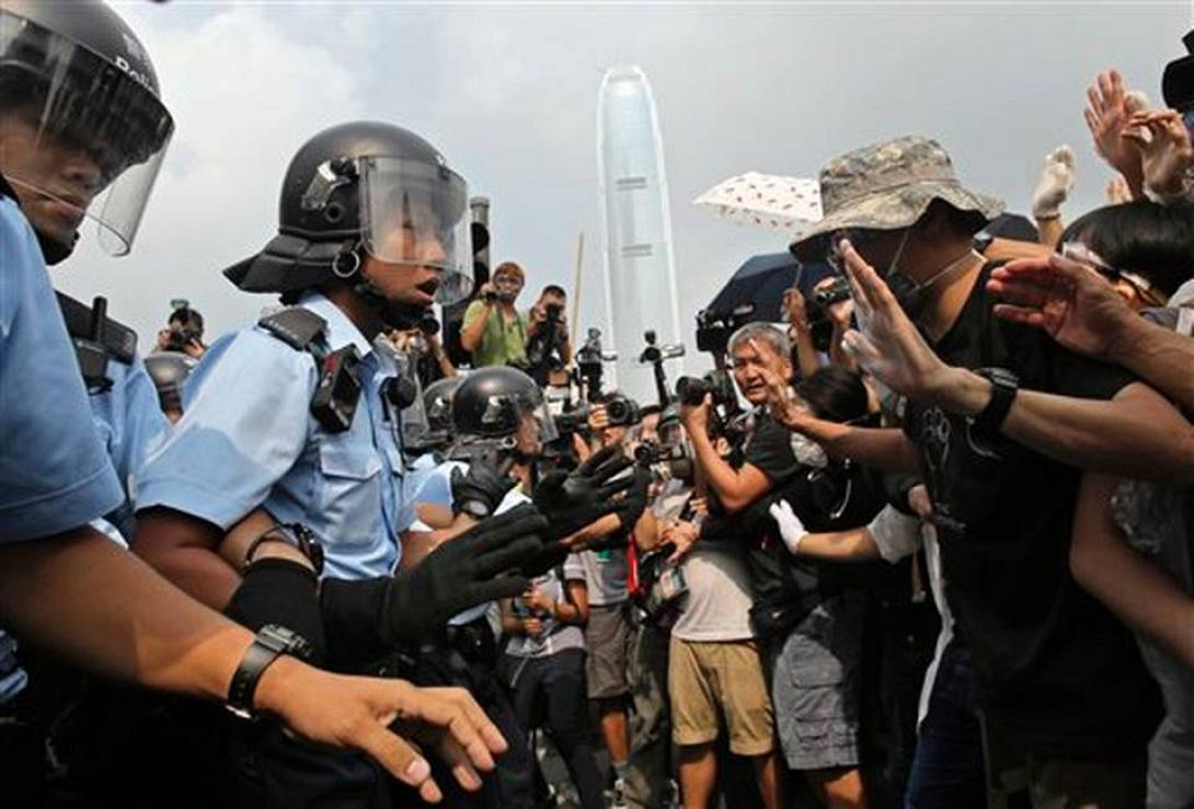 Η ένταση συνεχίζεται στο Χονγκ Κονγκ με βία κατά των διαδηλωτών (βίντεο)