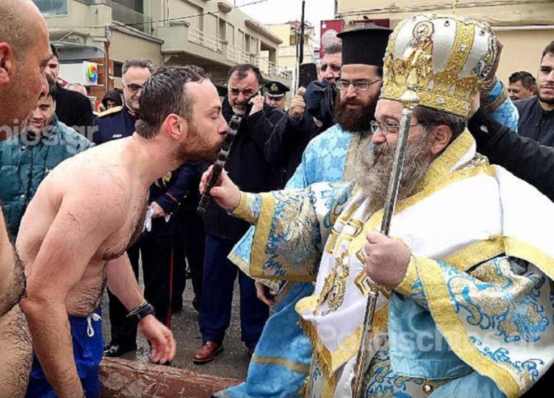 Βούτηξαν με 10 μποφόρ στη θάλασσα για να πιάσουν τον σταυρό.jpg