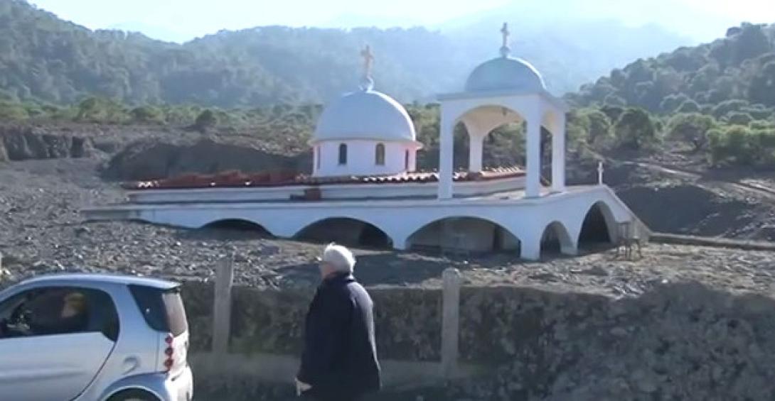 Εκκλησία θάφτηκε στη λάσπη από νεροποντή στην Κορινθία