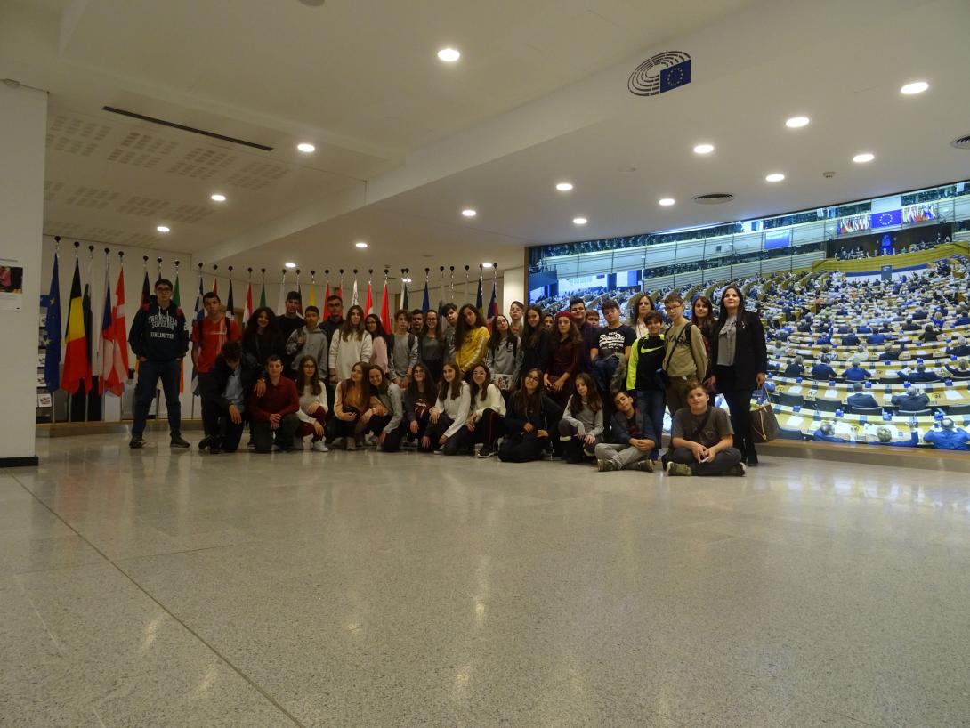 μαθητες ερωκοινοβουλιο.jpg