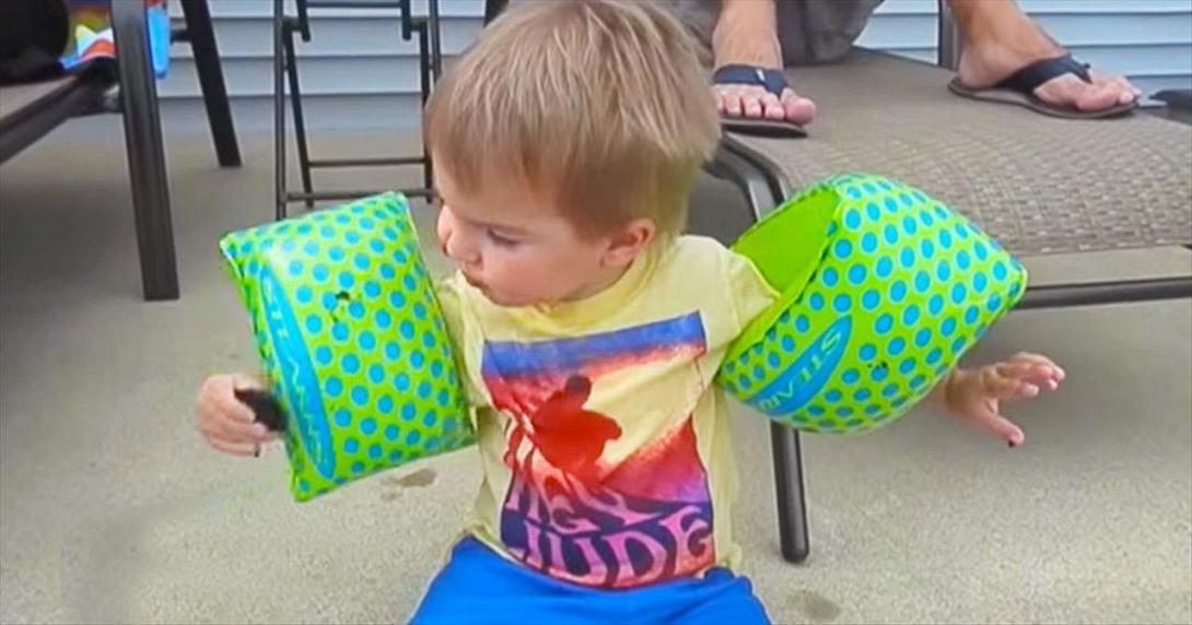 Ο πιτσιρικάς, τα μπρατσάκια και το μπισκότο! (βίντεο)