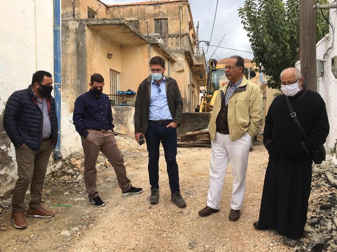 Ο Δήμαρχος Μαλεβιζίου Μενέλαος Μποκέας, συνοδευόμενος από τους Αντιδημάρχους Γιώργο Πετούση και Χαράλαμπο Κουτσογιάννη