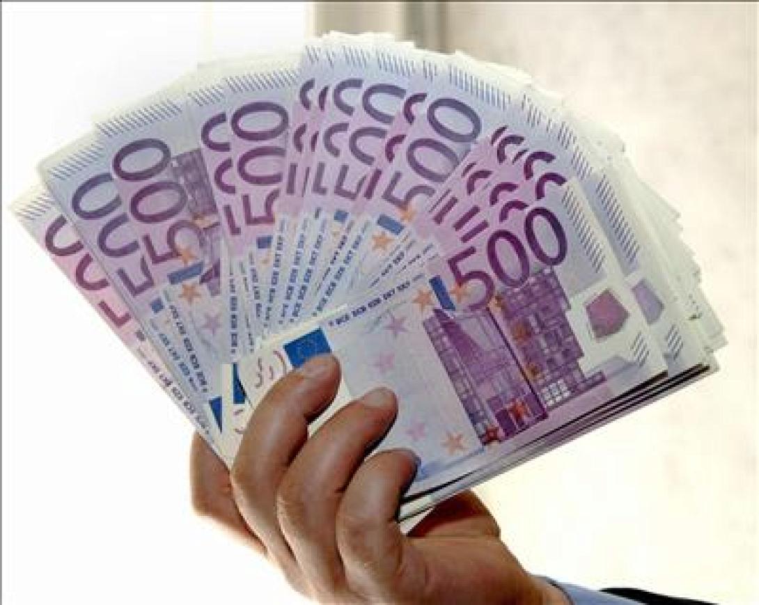 Ποιοι είναι οι δημόσιοι υπάλληλοι που έβγαλαν 1,5 δισ. στο εξωτερικό