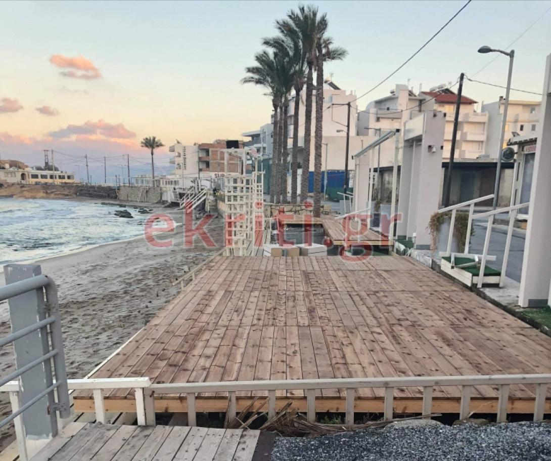 εξεδρα παραλια χερσονησος.jpg