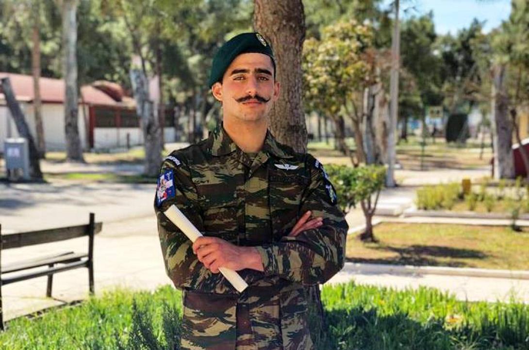 μανωλης μπουχλης αλεξιπτωτιστης.jpg