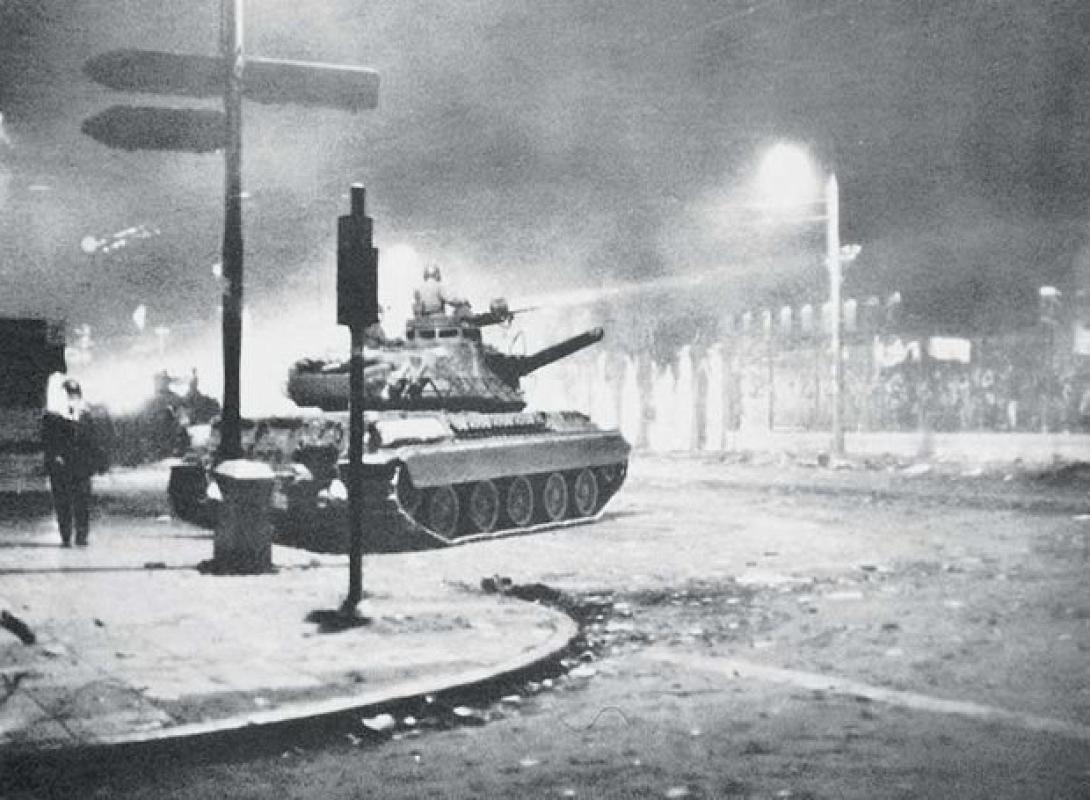 Το τανκ λίγο πριν εισβάλει στο Πολυτεχνείο