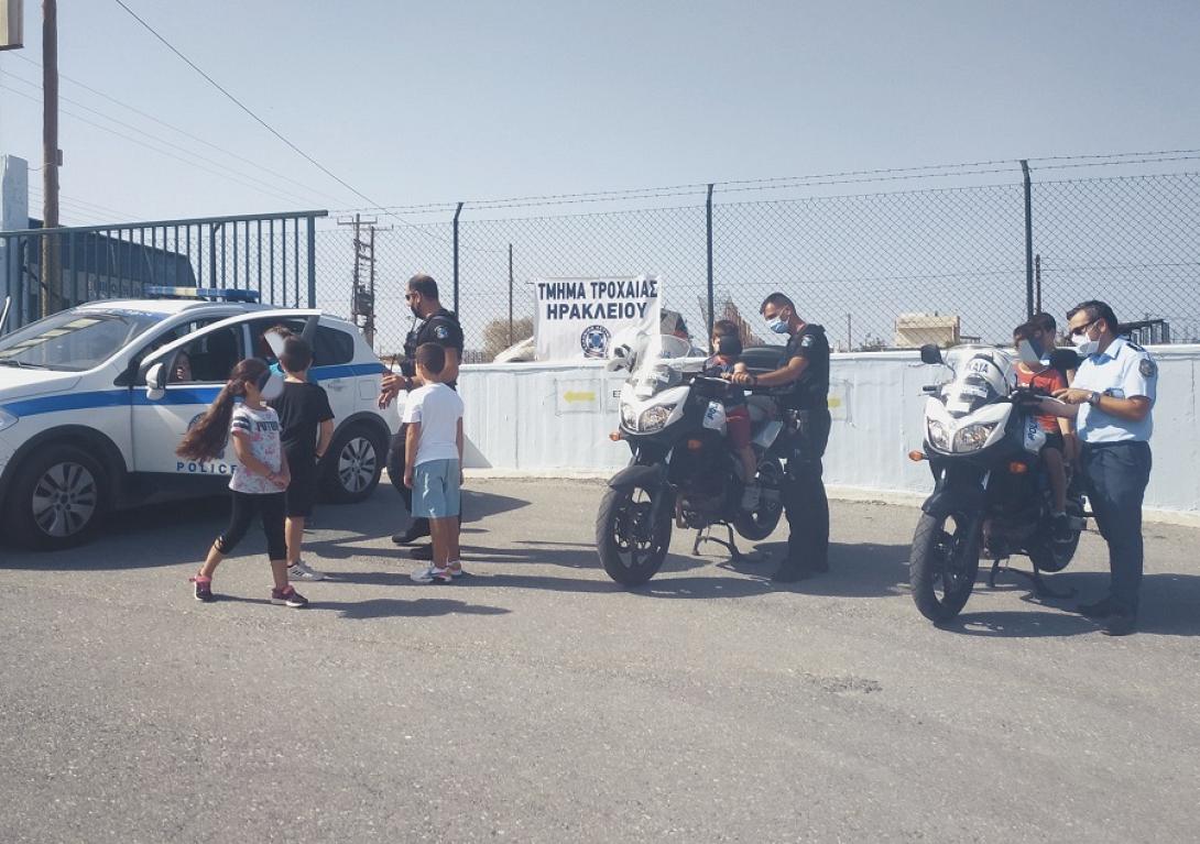 οι αστυνομικοί της τροχαίας ενημερώνουν τους μικρούς μαθητές