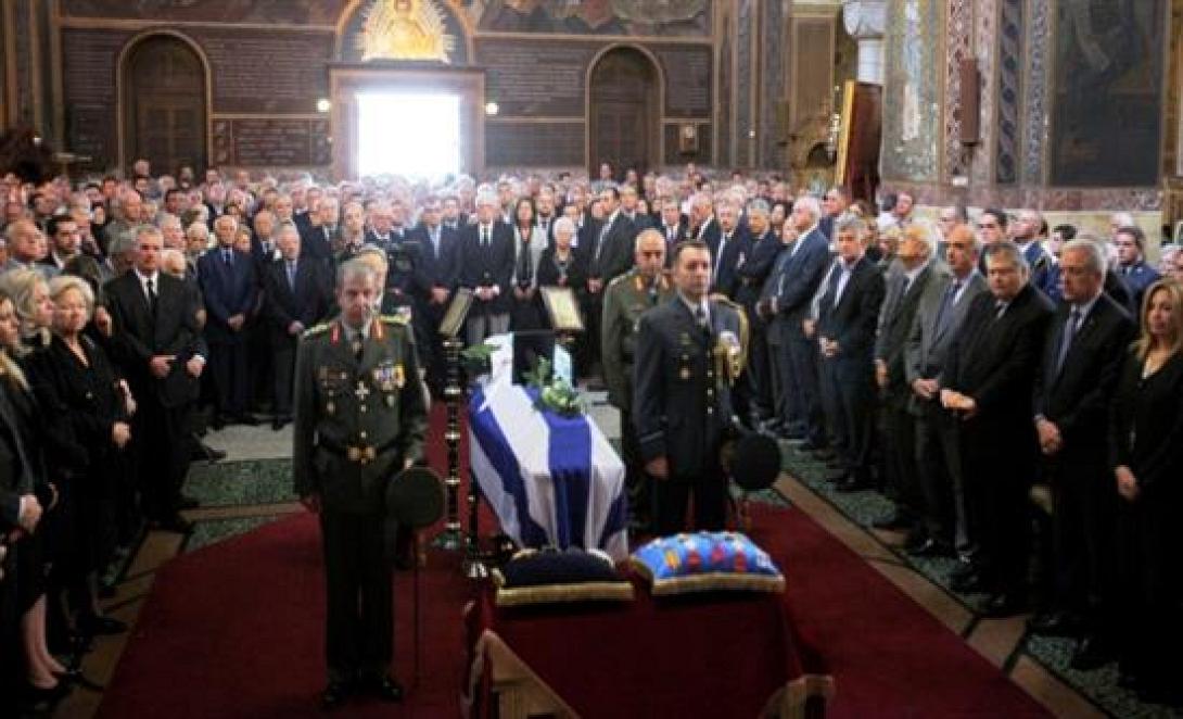 Πλήθος κόσμου στην κηδεία του Γιάννη Χαραλαμπόπουλου