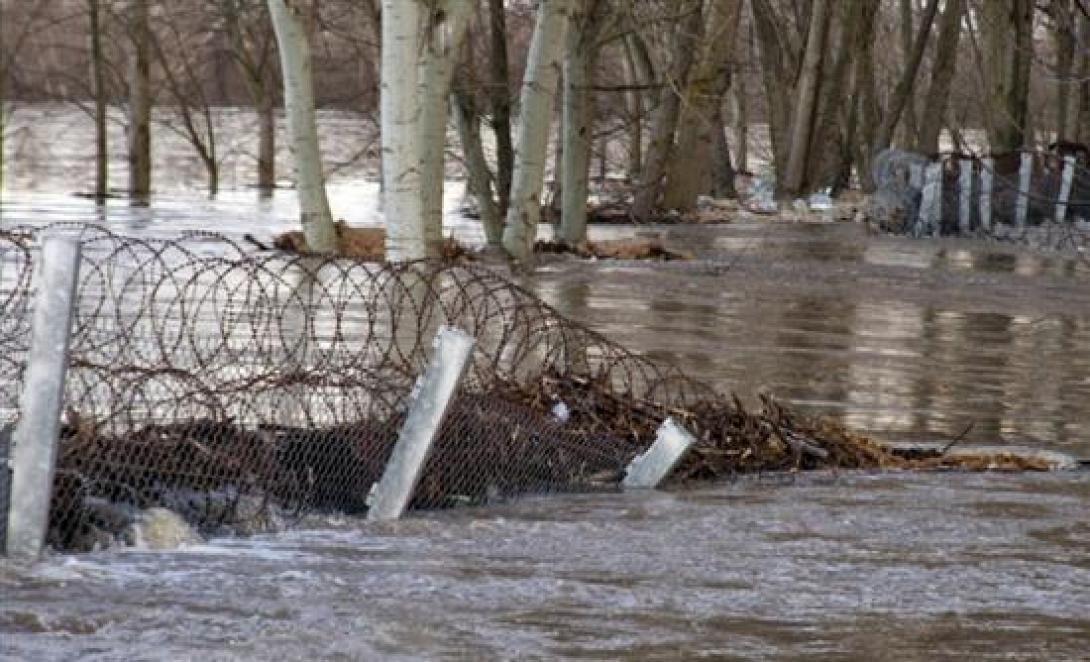 «Βούλιαξε» και ο φράχτης στον Έβρο