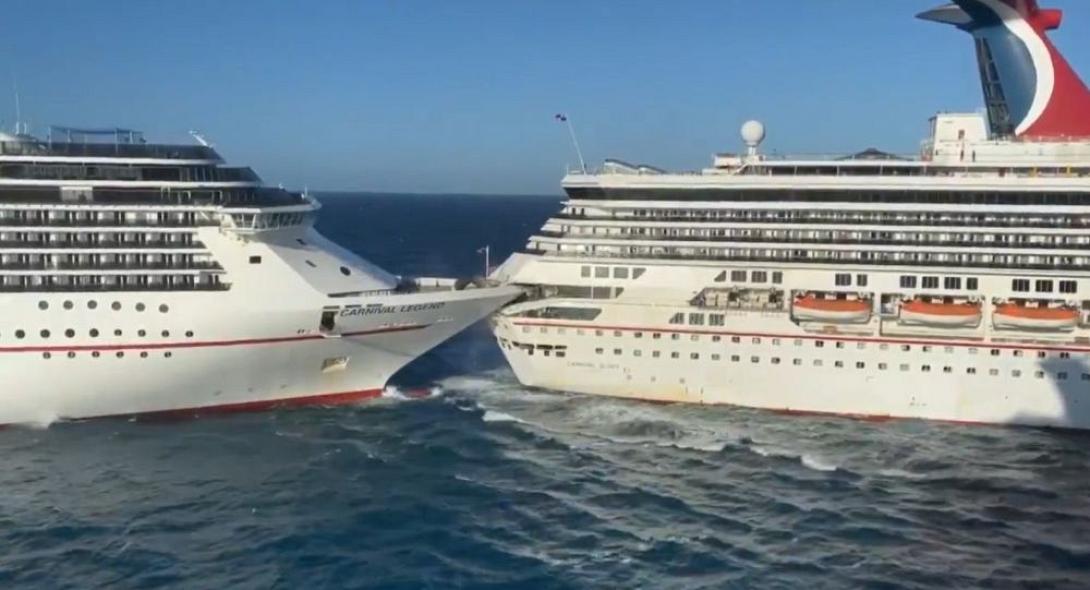 Δύο κρουαζιερόπλοια συγκρούστηκαν σε λιμάνι στο Μεξικό.jpg