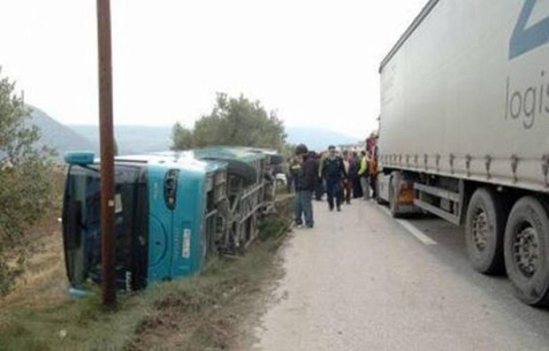 Θανατηφόρο τροχαίο με δύο νεκρούς και 23 πολυτραυματίες στα Μάλγαρα