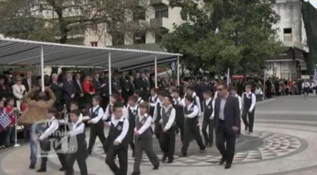 Ελεύθερος ο άντρας που μούντζωσε τους επίσημους στο Αγρίνιο