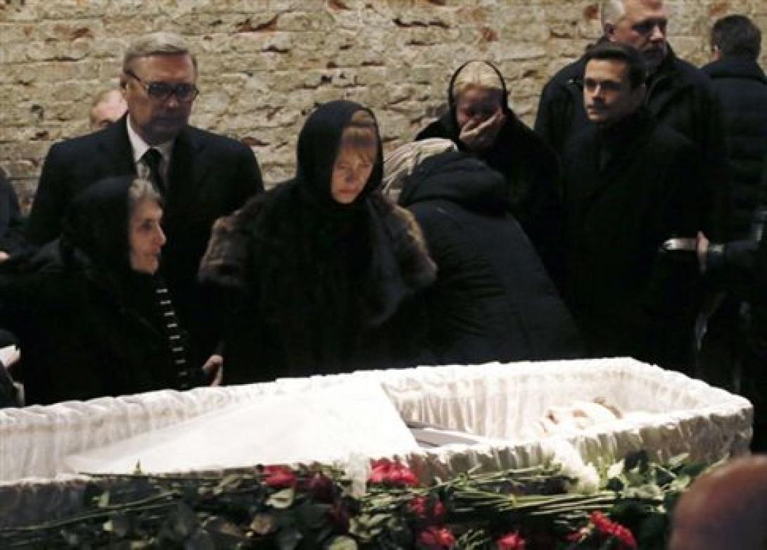 Χιλιάδες Ρώσοι και ξένοι στην κηδεία του Μπόρις Νεμτσόφ (φωτογραφίες)