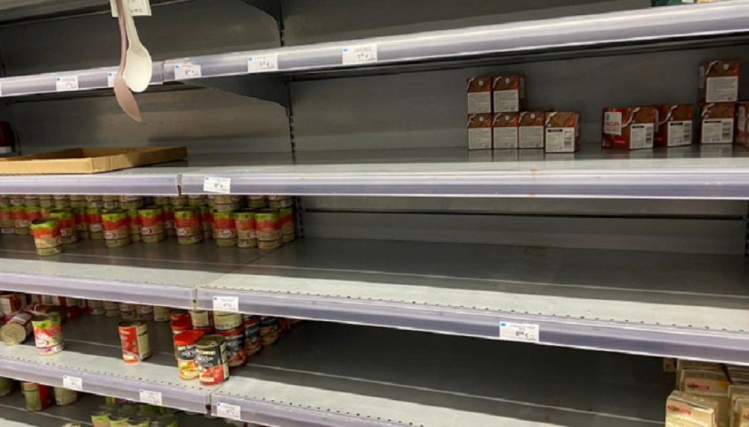 αδεια ράφια στα σουπερ μάρκετ