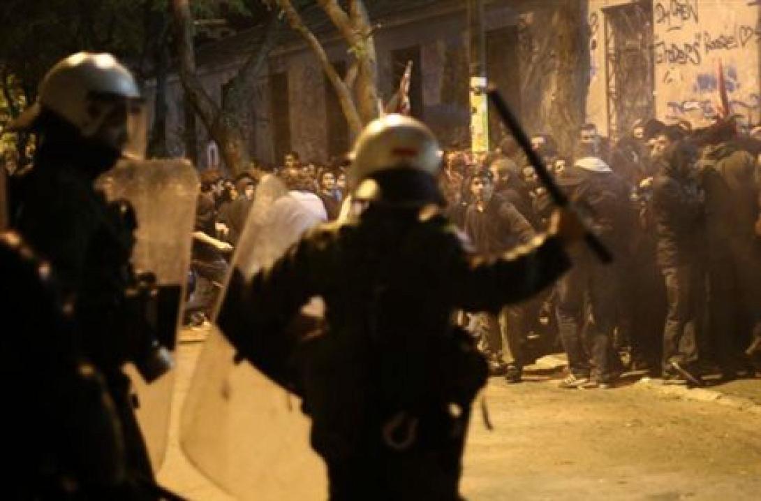 Ερευνα της Αστυνομίας για τον άνδρα των ΜΑΤ που χτύπησε συλληφθέντα (βίντεο)