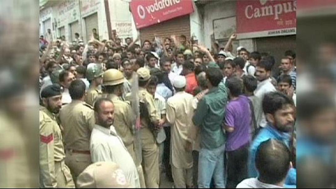 Ινδία: Αυτοπυρπολήθηκε μπροστά στις τηλεοπτικές κάμερες μαζί με πολιτικό