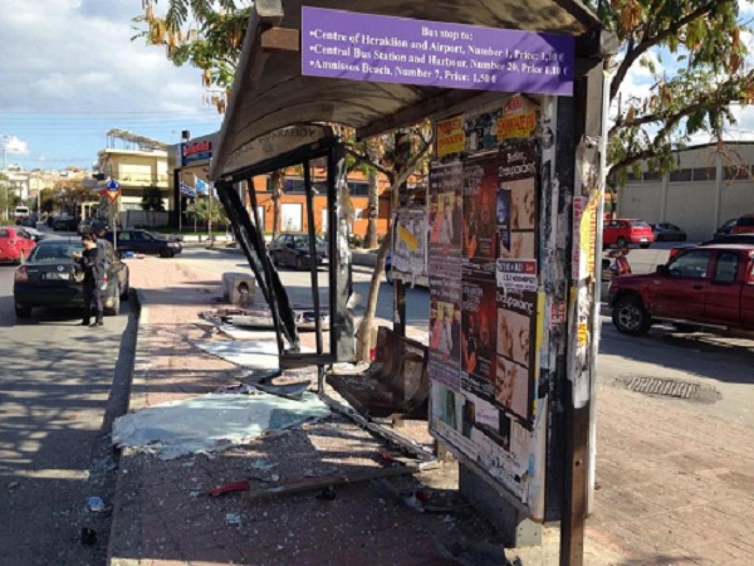 Ηράκλειο: Ξήλωσε πινακίδες, κατέστρεψε στάση λεωφορείου και εξαφανίστηκε! (φωτο)
