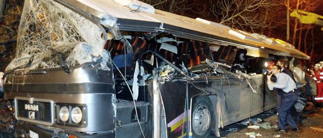 δυστύχημα τέμπη - Το λεωφορείο στο οποίο επέβαιναν οι μαθητές κόπηκε στην μέση.