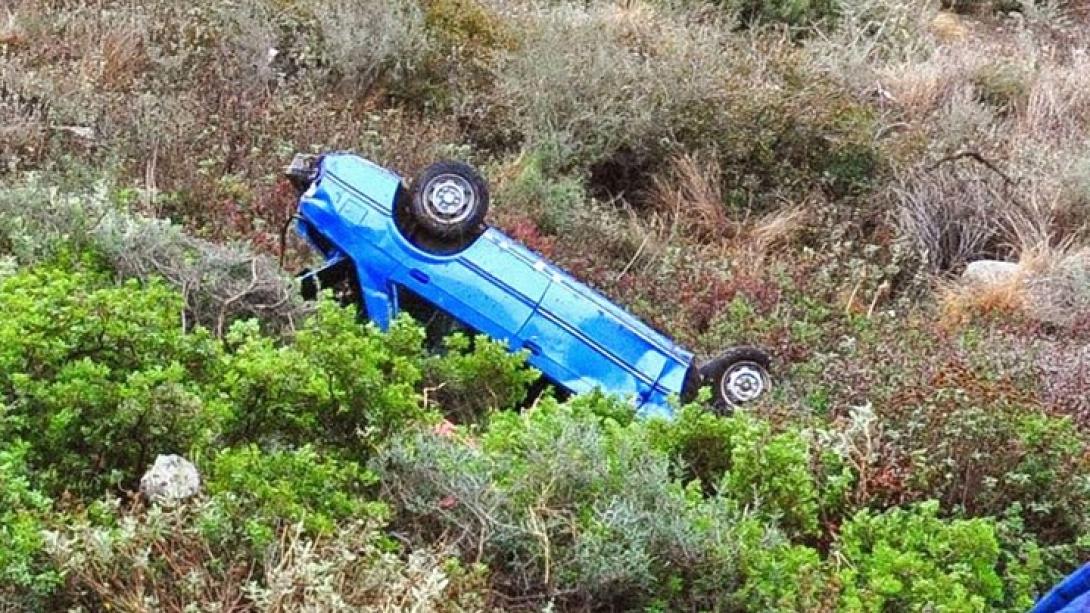 αυτοκίνητο γκρεμός