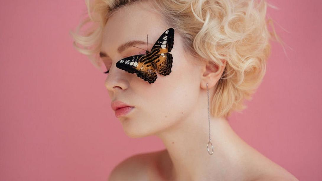 γυναίκα πεταλούδα
