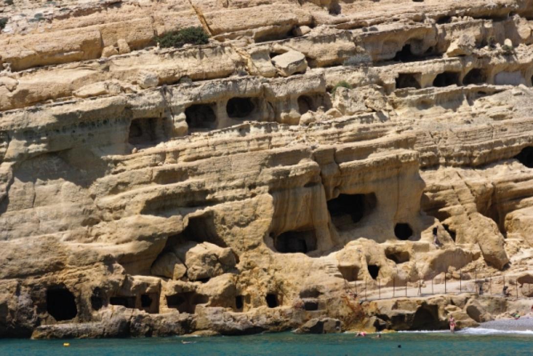 Τα Μάταλα, οι σπηλιές τους και το τραγούδι τους (βίντεο)