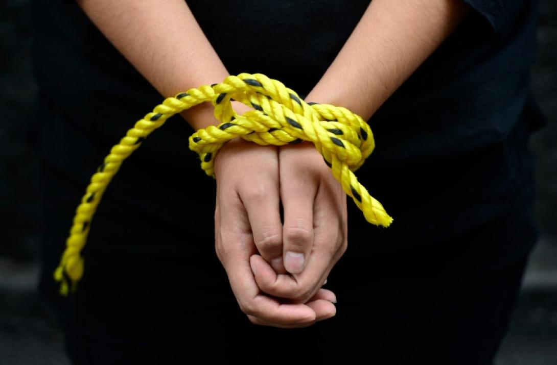 την έδεσε και την φίμωσε .jpg