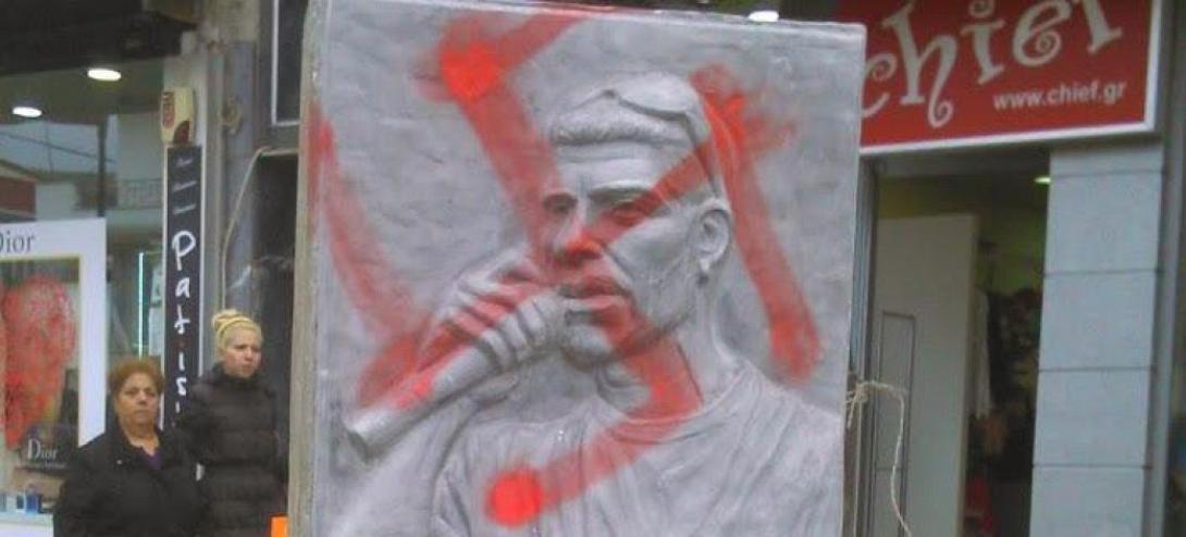 Βεβήλωσαν με σβάστικες το μνημείο του Παύλου Φύσσα 