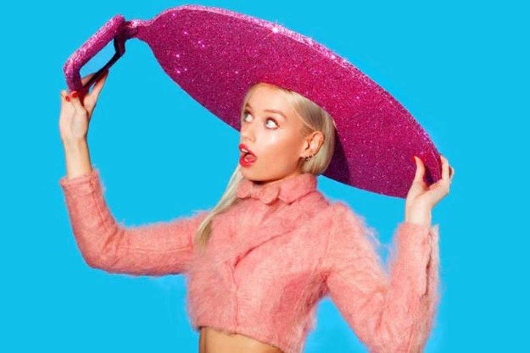 Το πρώτο selfie - καπέλο είναι... ροζ!